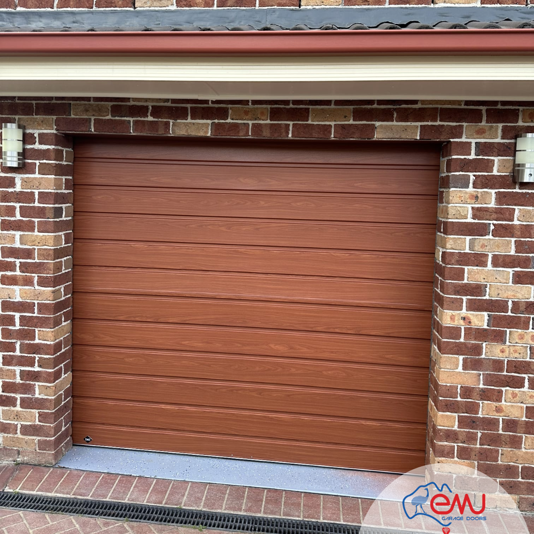 Automatic garage door with a compact roller system.